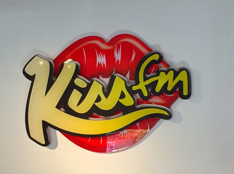 Lire la suite à propos de l’article Enseigne Kiss